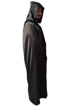 Siyah Renkli Kapüşonlu Pelerin